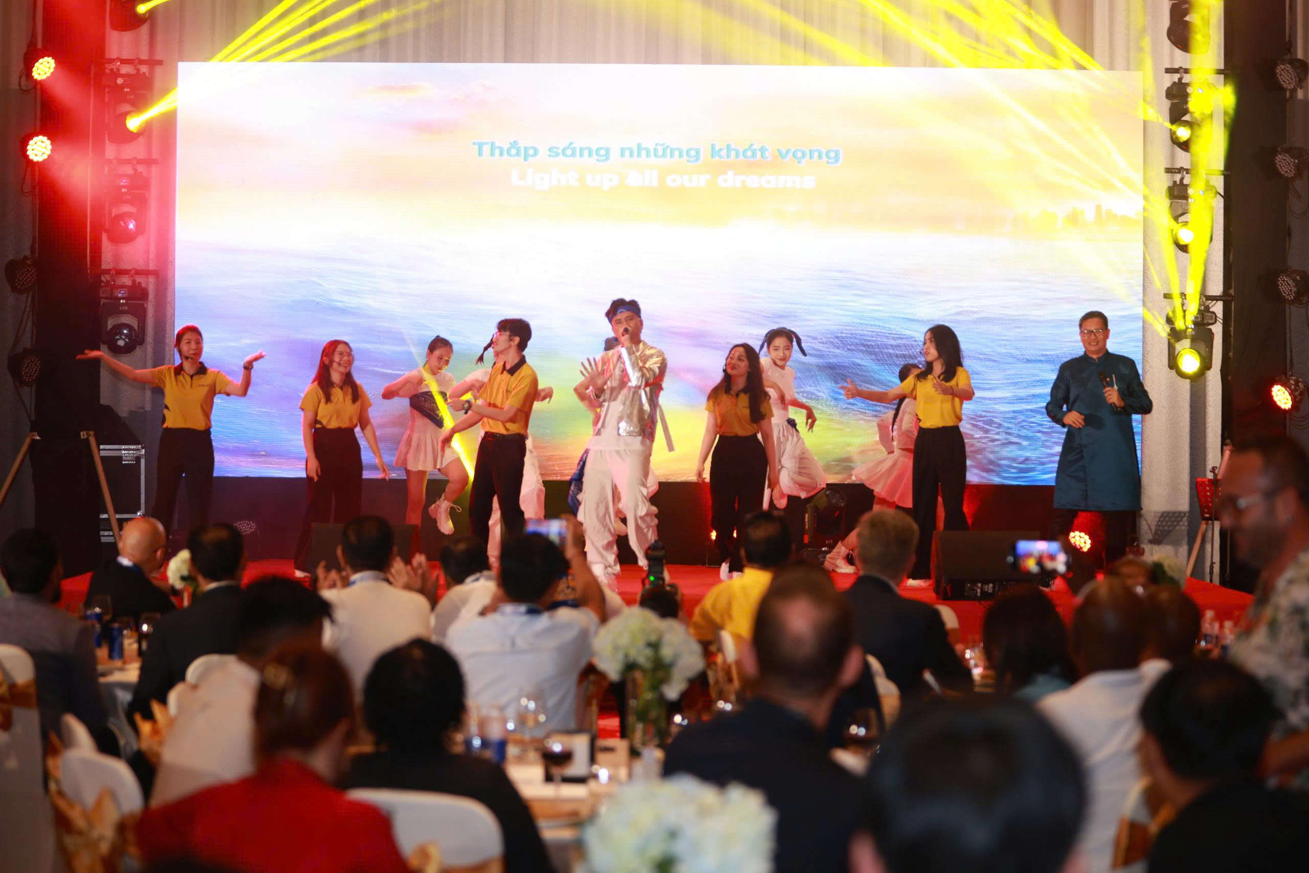 Sự kiện Gala Dinner của chương trình UCN 2025 được tổ chức hoành tráng tại khu nghỉ dưỡng đẳng cấp Da Nang Mikazuki Japanese Resorts & Spa với sự tham gia của hơn 170 khách mời, bao gồm cả những chuyên gia quốc tế đến từ nhiều quốc gia trong khu vực châu Á.