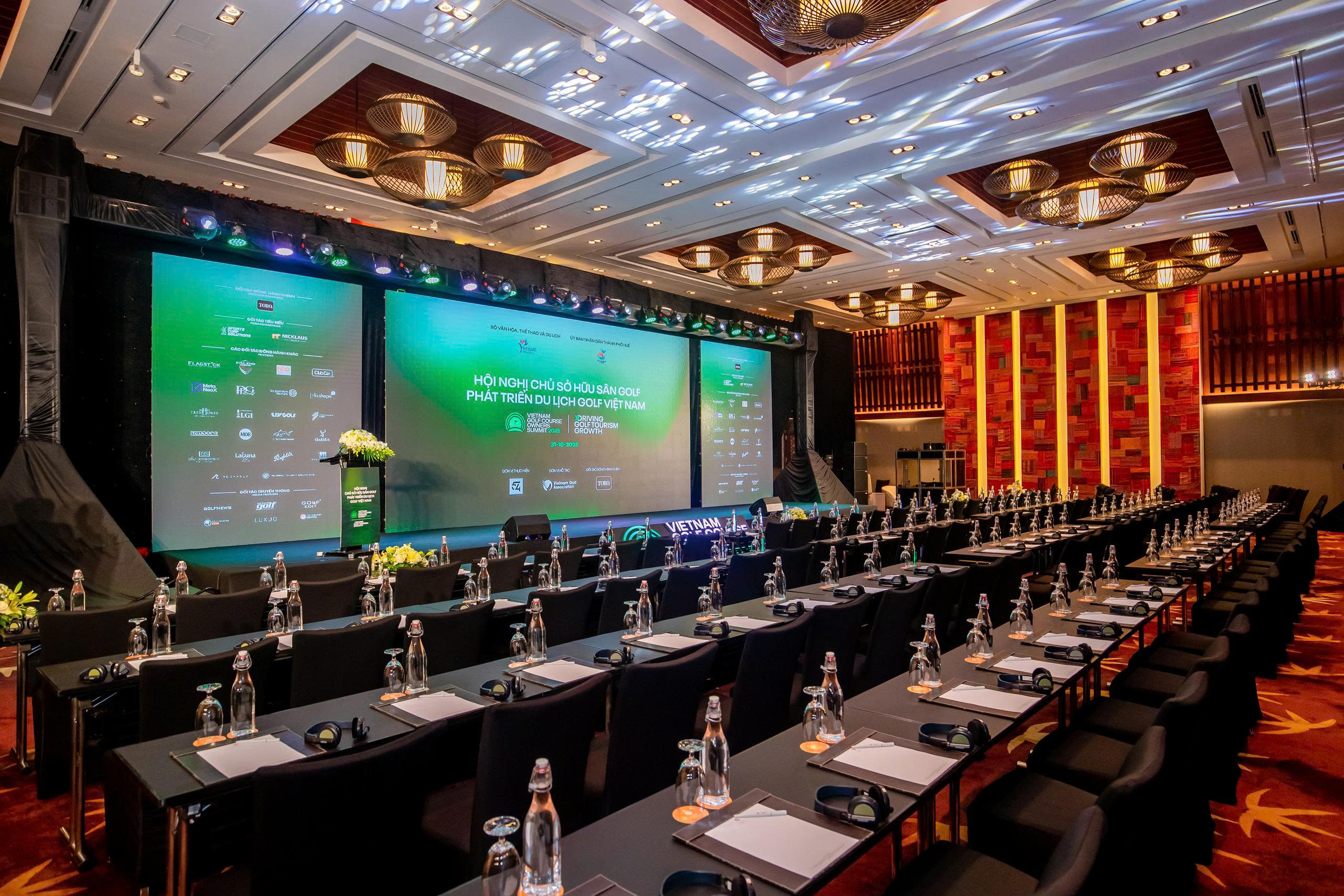 SEE Entertainment là đơn vị phụ trách Âm thanh – Ánh sáng – Màn hình LED tại VNGOS 2025, sự kiện quy mô quốc gia quy tụ hơn 200 chuyên gia golf tại Laguna Lăng Cô, Huế.