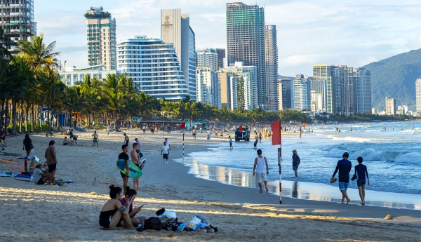 Tháng 11/2025: Bãi biển Mỹ Khê nhộn nhịp du khách