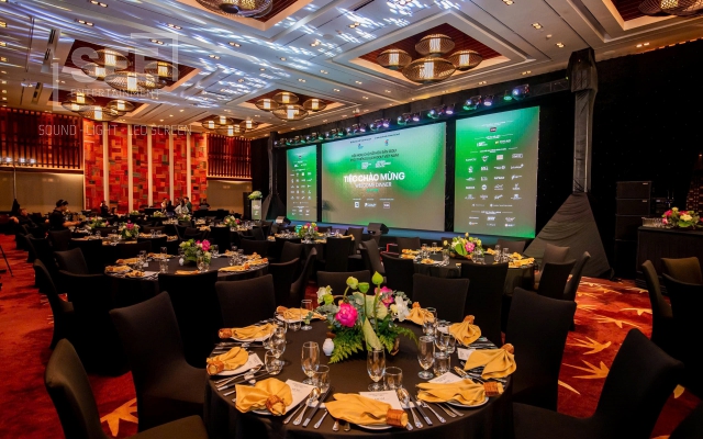 Đêm tiệc “Welcome Dinner” của Hội nghị Chủ sở hữu sân Golf phát triển du lịch Golf Việt Nam 2025 đã diễn ra trong không gian ấm cúng nhưng không kém phần hoành tráng với sự tham dự của 170 khách mời, trong đó nổi bật là sự góp mặt của KOL Golf đình đám Rick Shiels.